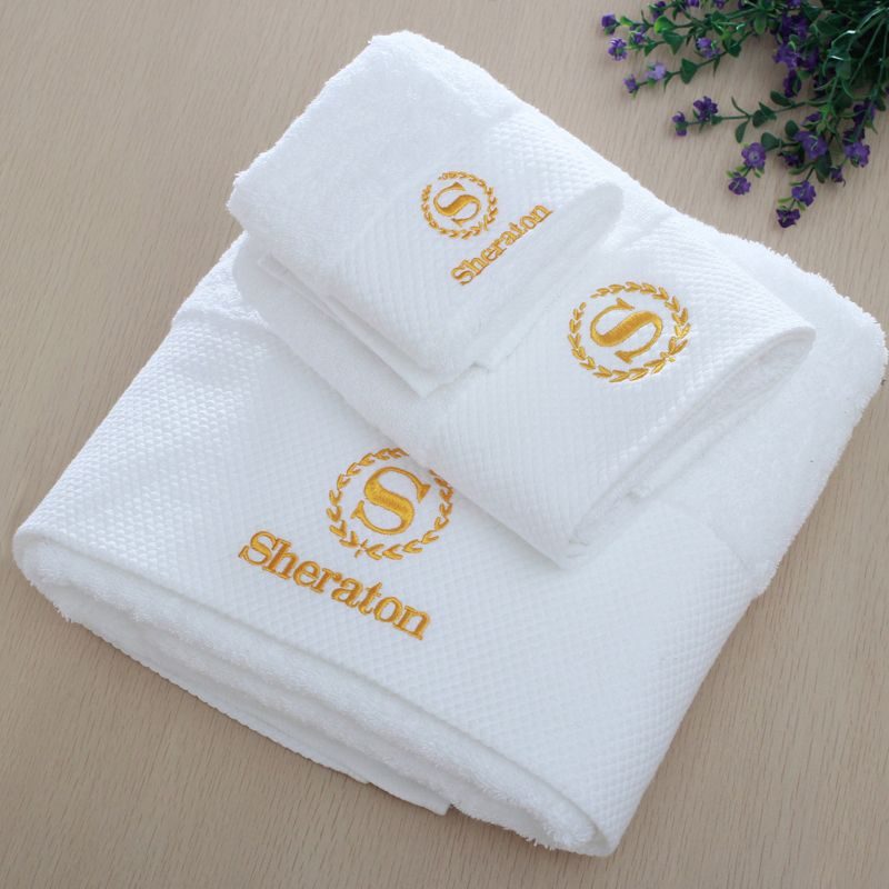 Бренд полотенца. Вышивка логотипа на полотенце. Полотенца для отелей. Махровое полотенце с логотипом. Полотенце с логотипом отеля.